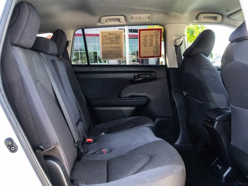 Used 2023 Toyota Highlander LE image 19