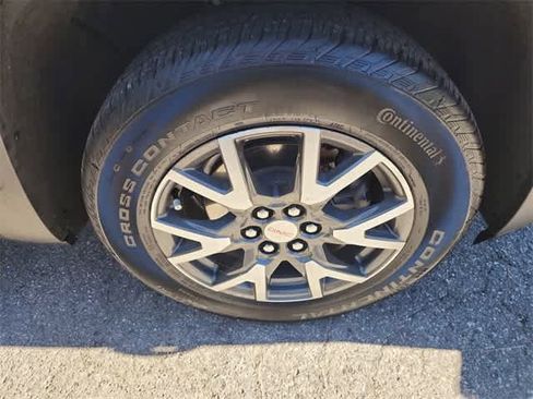 Used 2023 GMC Acadia SLE image 12