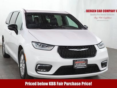 Used 2025 Chrysler Pacifica Select