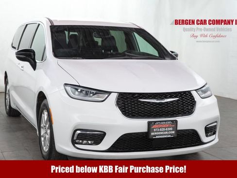 Used 2025 Chrysler Pacifica Select FWD image 1