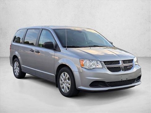 Used 2019 Dodge Grand Caravan SE FWD image 3