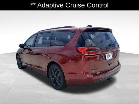 Used 2023 Chrysler Pacifica Limited w/ S Appearance Package FWD image 3