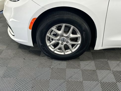 Used 2025 Chrysler Pacifica Select FWD image 11