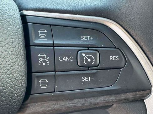 Used 2024 Jeep Grand Cherokee Limited w/ Black Appearance Package AWD/4WD image 22