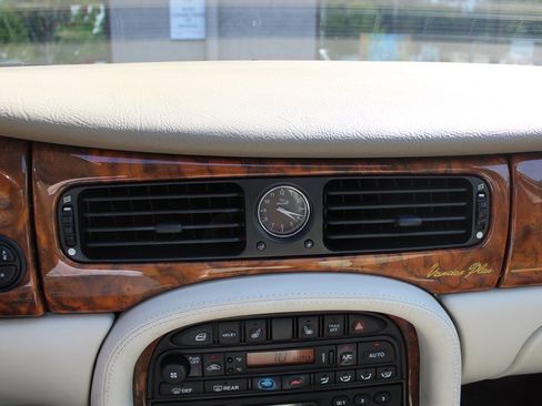 Used 2001 Jaguar XJ RWD image 9