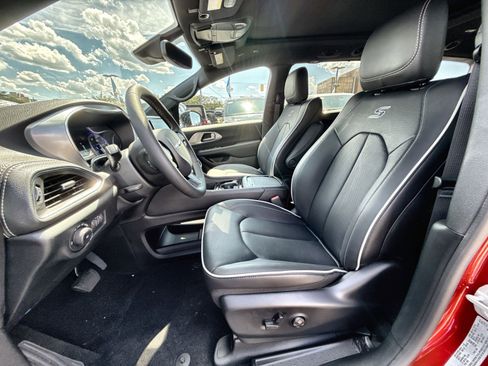 New 2026 Chrysler Pacifica Limited w/ S Appearance Package image 13