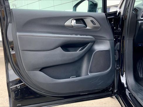 Used 2025 Chrysler Pacifica Select image 22