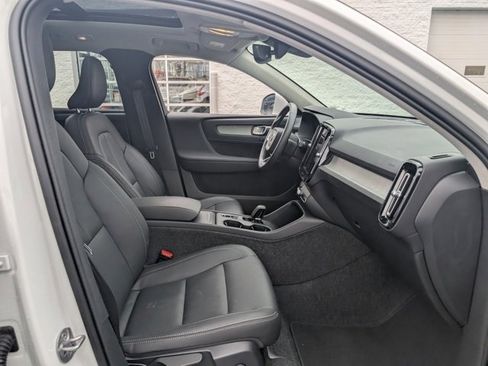Used 2025 Volvo XC40 B5 Core image 32