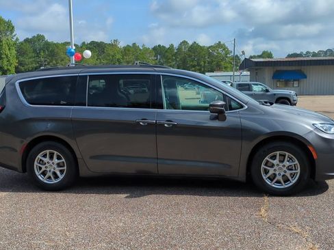 Used 2022 Chrysler Pacifica Touring-L FWD image 4