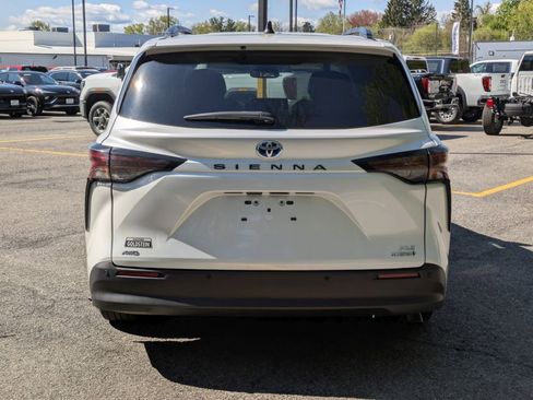 Used 2023 Toyota Sienna XLE AWD/4WD image 6