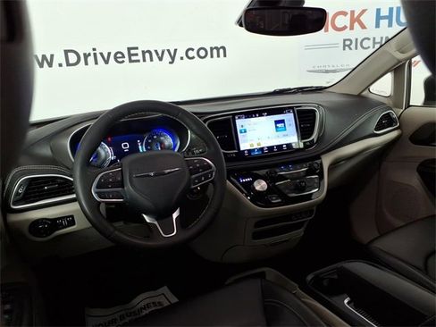 Used 2023 Chrysler Pacifica Touring-L image 10