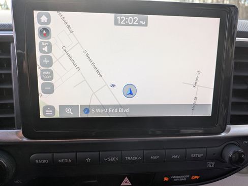 Certified 2021 Hyundai Venue image 17