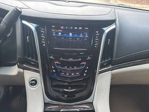 Used 2018 Cadillac Escalade Premium Luxury AWD/4WD image 10
