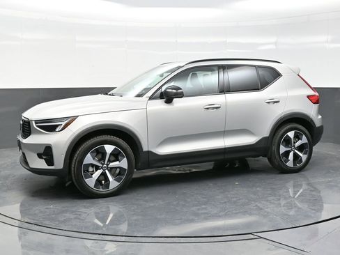 Used 2024 Volvo XC40 B5 Plus image 3