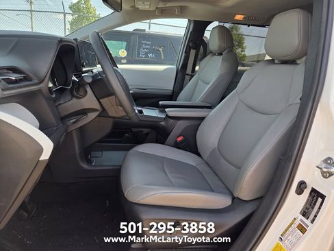 Used 2025 Toyota Sienna XLE FWD image 8
