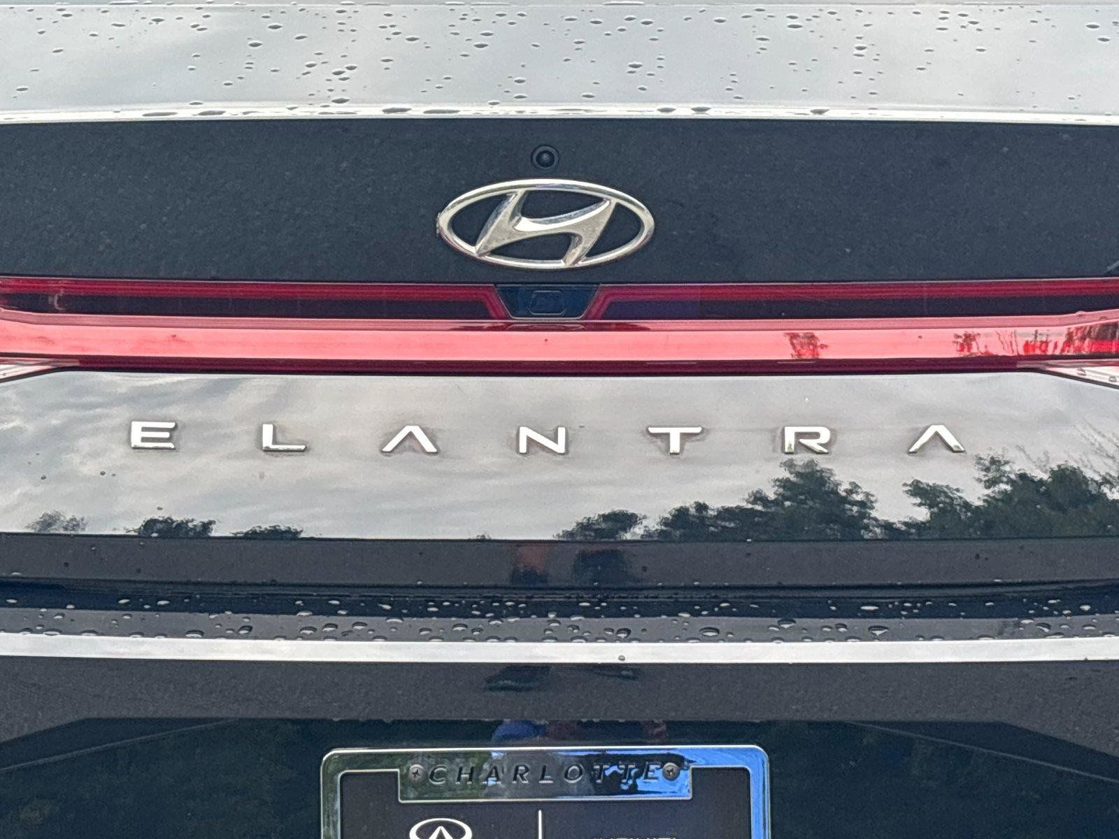 Used 2022 Hyundai Elantra SEL w/ Convenience + Premium Package FWD image 11