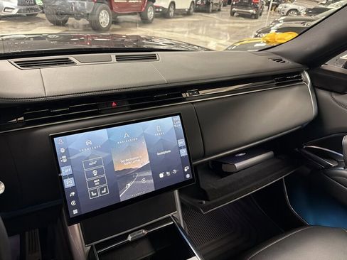 Used 2024 Land Rover Range Rover Long Wheelbase SE image 34