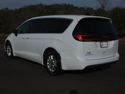 Used 2024 Chrysler Pacifica Touring-L image 5