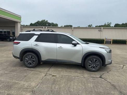 Used 2024 Nissan Pathfinder SV w/ SV Premium Package FWD image 13