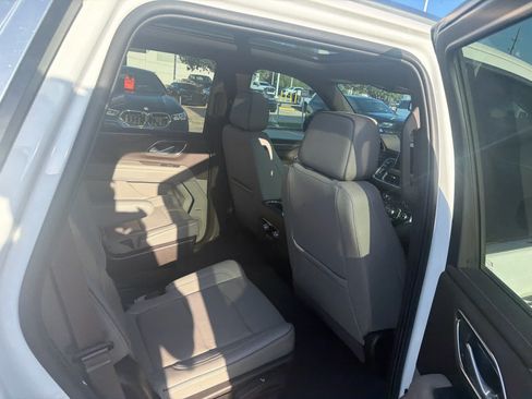 Used 2022 GMC Yukon SLT w/ SLT Premium Package AWD/4WD image 5
