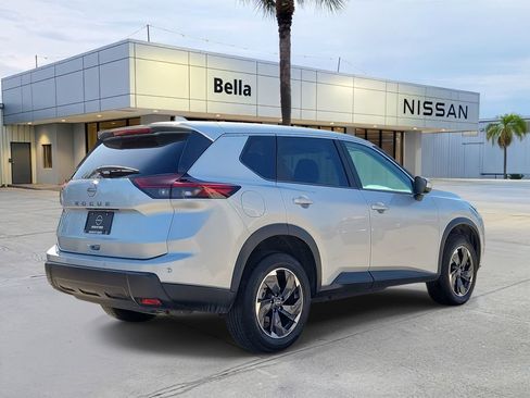 Certified 2025 Nissan Rogue SV FWD image 8