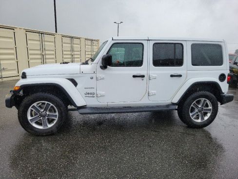 Used 2018 Jeep Wrangler Unlimited Sahara w/ Cold Weather Group AWD/4WD image 8