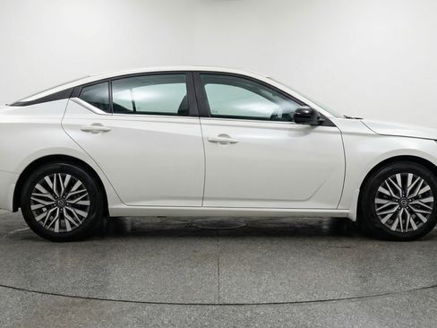 Used 2025 Nissan Altima 2.5 SV image 11