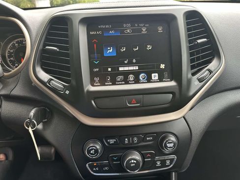 Used 2017 Jeep Cherokee Latitude w/ Cold Weather Group AWD/4WD image 29