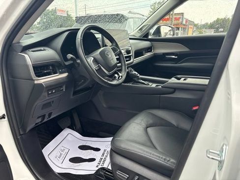 Used 2024 Toyota Grand Highlander AWD image 9