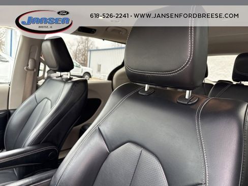 Used 2021 Chrysler Voyager Lxi image 10