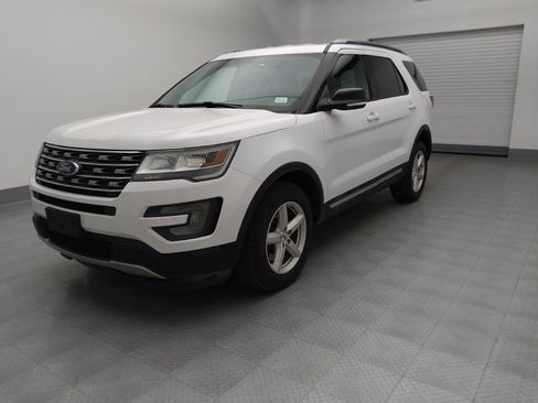 Used 2017 Ford Explorer XLT image 2