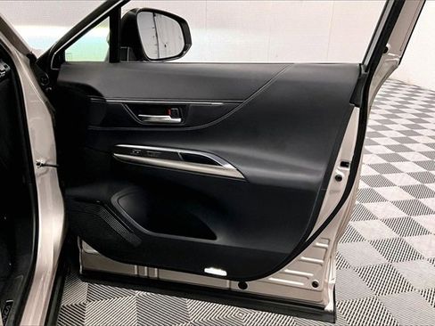 Used 2021 Toyota Venza XLE image 18