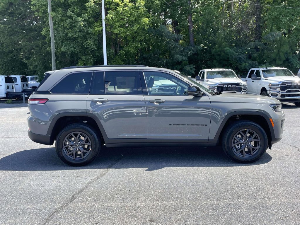 New 2027 Jeep Grand Cherokee Altitude AWD/4WD image 9