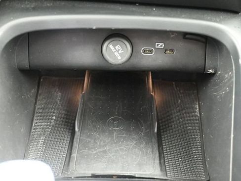 Used 2023 Volvo XC40 B4 Ultimate FWD image 29