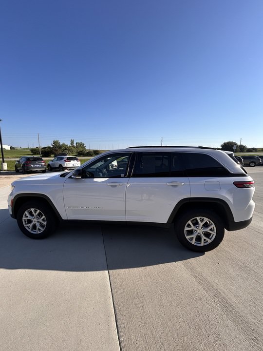 Used 2023 Jeep Grand Cherokee Limited AWD/4WD image 6