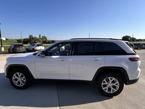 Used 2023 Jeep Grand Cherokee Limited AWD/4WD image 6