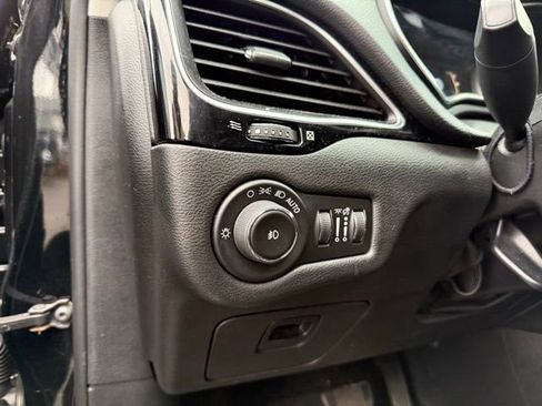 Used 2020 Jeep Cherokee Altitude image 19