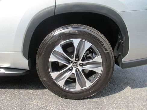 Used 2023 Toyota Highlander XLE FWD image 22