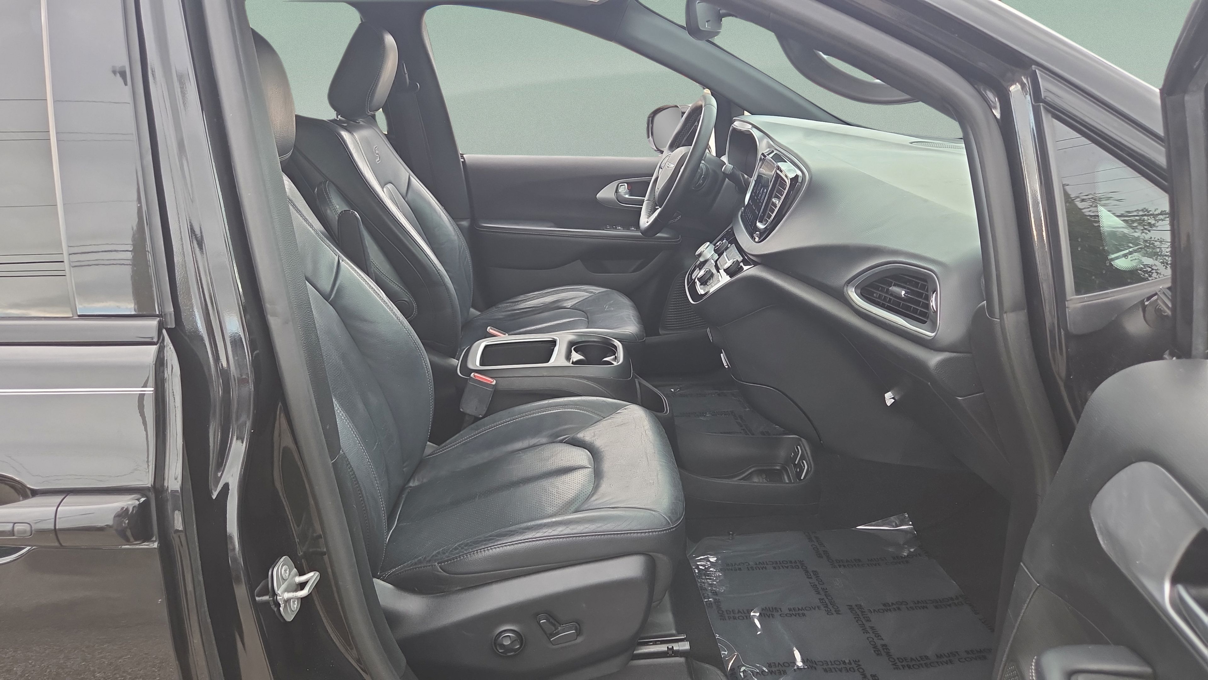 Used 2019 Chrysler Pacifica Touring-L Plus w/ S Appearance Package FWD image 17