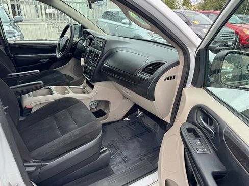 Used 2016 Dodge Grand Caravan SXT image 15