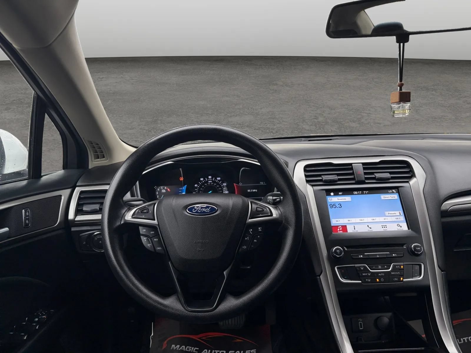 Used 2017 Ford Fusion SE w/ Fusion SE Technology Package FWD image 26