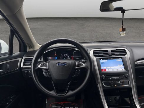 Used 2017 Ford Fusion SE w/ Fusion SE Technology Package FWD image 23