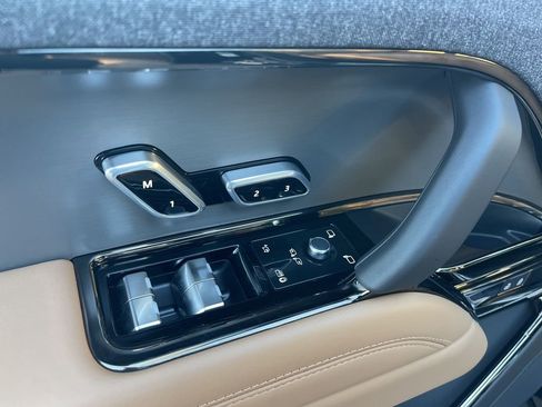 Used 2025 Land Rover Range Rover Sport SE image 10