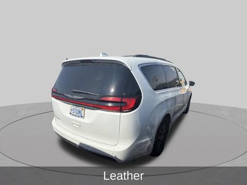 Used 2022 Chrysler Pacifica Touring-L FWD image 6