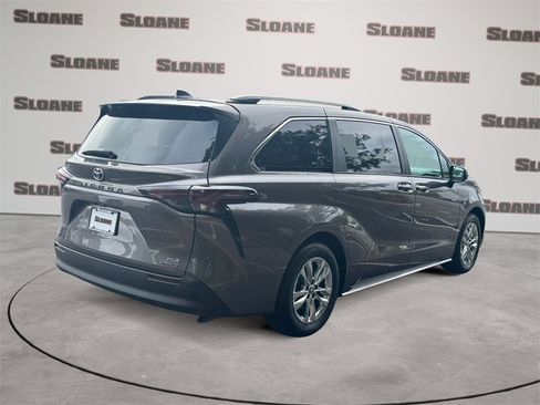 Used 2024 Toyota Sienna XLE image 5