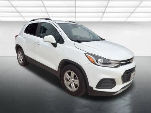 Used 2021 Chevrolet Trax LT w/ Driver Confidence Package FWD image 2
