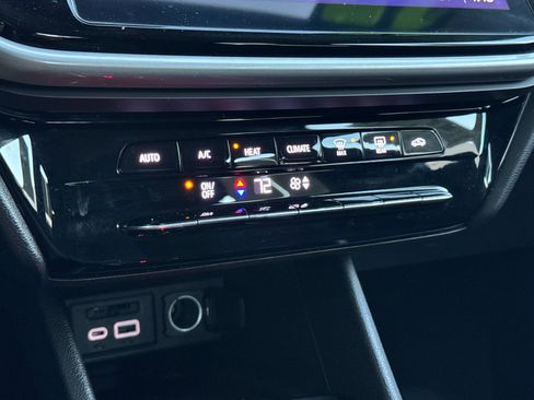 Used 2022 Chevrolet Bolt EUV LT image 20