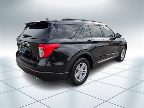 Used 2022 Ford Explorer XLT w/ Equipment Group 202A image 4
