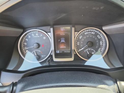 Used 2017 Toyota Tacoma SR5 w/ Tow Package RWD image 6