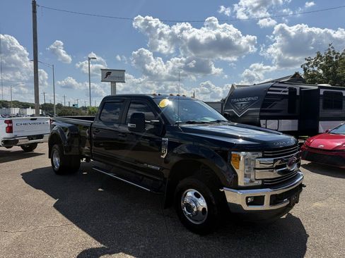Used 2017 Ford F350 Lariat w/ Lariat Value Package AWD/4WD image 3